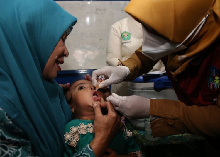 Salah satu pelaksanaan imunisasi polio yang diselenggarakan Dinas Kesehatan Surabaya.