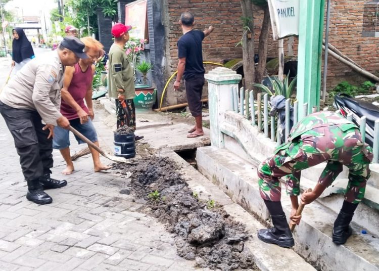 Kerja bakti membersihkan selokan di sepanjang gang Sidorukun RT 015 RW 005 Kelurahan Sumbang, Kecamatan/Kabupaten Bojonegoro.