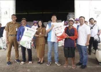 Gebyar diskon pupuk di gudang penyangga Pupuk Petrokimia Gresik, Desa Banjaranyar, Kecamatan Baureno, Bojonegoro.