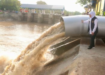 Gubernur Jawa Timur Khofifah Indar Parawansa saat meninjau pompa air dan genset di Pintu Air Kuro, Desa Kuro, Kecamatan Karangbinangun, Kabupaten Lamongan.