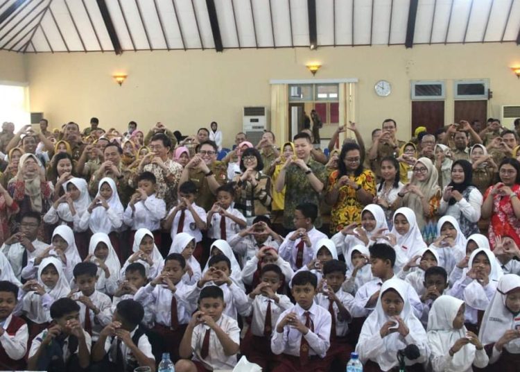 Foto bersama di sela pelatihan dengan metode GASING di ruang Angling Dharma gedung Pemkab Bojonegoro.