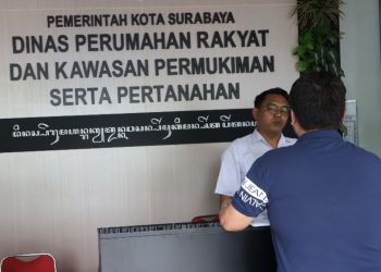 Salah satu organisasi perangkat daerah yang penulisan namanya dilengkapi dengan aksara Jawa.