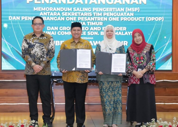 Foto bersama seusai penandatanganan Memorandum Saling Pengertian (MSP) antara One Pesantren One Product (OPOP) Jawa Timur dengan Serunai Commerce SDN. BHD Malaysia di Gedung Negara Grahadi, Surabaya.