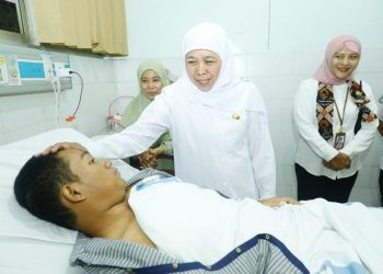 Gubernur Jatim Khofifah Indar Parawansa menjenguk siswa SMAN 1 Sidoarjo yang menjadi korban laka dan sedang menjalani perawatan di RSUD Sidoarjo.