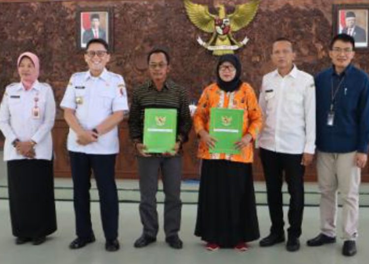 Pj Bupati Bojonegoro Adriyanto dalam kegiatan penyerahan SK pensiun Pegawai Negeri Sipil periode 1 Januari 2024 di Pendopo Malowopati Bojonegoro