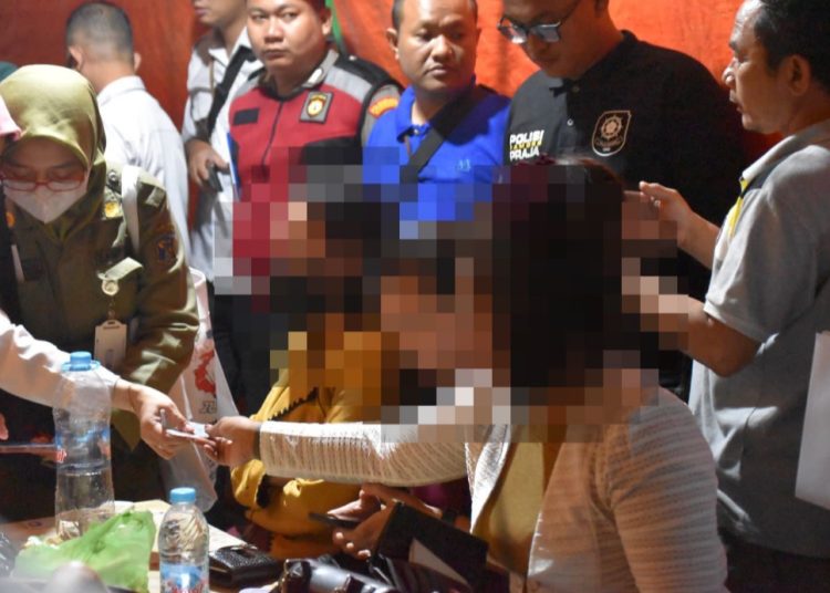 Satpol PP Surabaya saat mendatangi kedai yang menjual minuman beralkohol di kawasan Jalan Kalimas Baru.