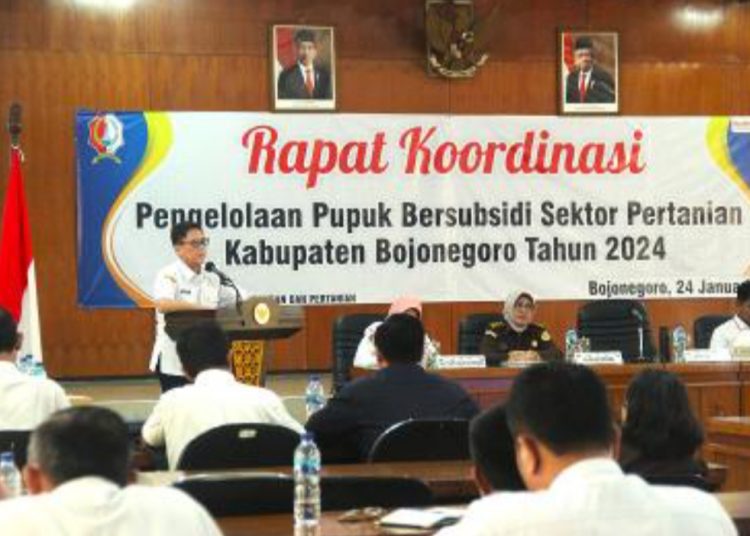 Pj Bupati Bojonegoro Adriyanto dalam rapat koordinasi pengelolaan pupuk bersubsidi sektor pertanian Kabupaten Bojonegoro.