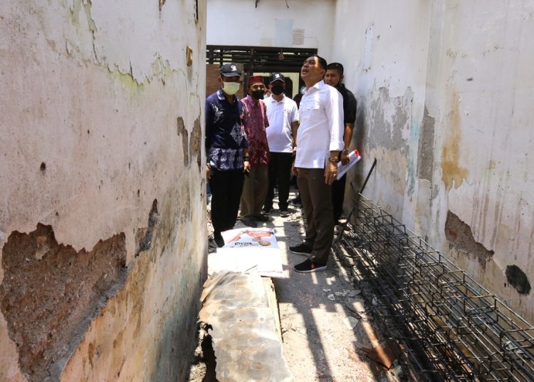 Wali Kota Surabaya Eri Cahyadi meninjau salah satu rumah yang akan dibedah melalui program Dandan Omah.