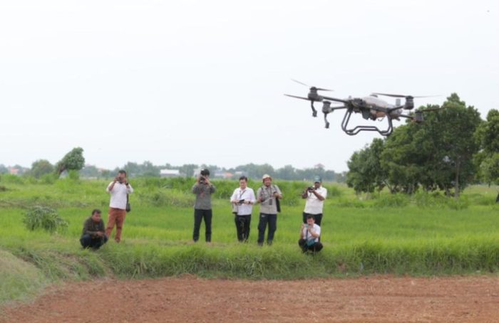 Penanaman kedelai menggunakan drone di lahan seluas 3,5 hektare di Desa Dlemer, Kecamatan Arosbaya, Kabupaten Bangkalan.