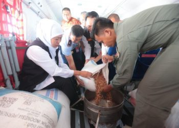 Persiapan penebaran benih tanaman yang akan ditebar di kawasan gunung Arjuno-Welirang menggunakan Cassa TNI AU dari ketinggian sekitar 10.000 kaki.