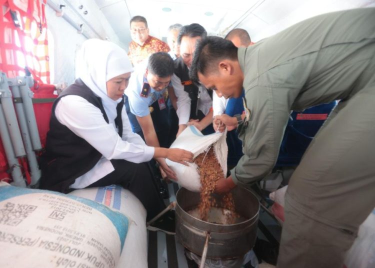 Persiapan penebaran benih tanaman yang akan ditebar di kawasan gunung Arjuno-Welirang menggunakan Cassa TNI AU dari ketinggian sekitar 10.000 kaki.
