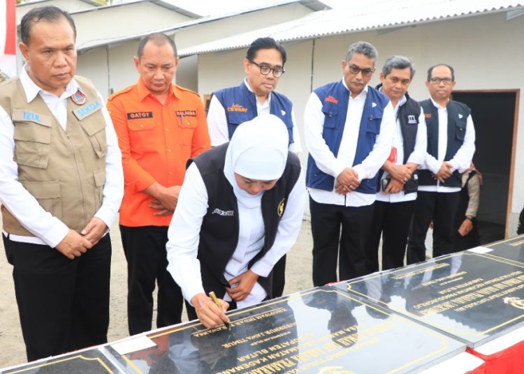 Gubernur Jawa Timur Khofifah Indar Parawansa menandatangani prasasti dalam peresmian hunian sementara dan jembatan Resapombo, Kecamatan Doko, Kabupaten Blitar.
