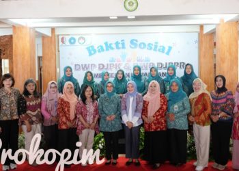 Foto bersama dalam kunjungan kerja Dharma Wanita Persatuan Direktorat Jenderal Perimbangan Keuangan Kementrian Keuangan RI di Desa Kedungsari, Kecamatan Temayang, Bojonegoro.