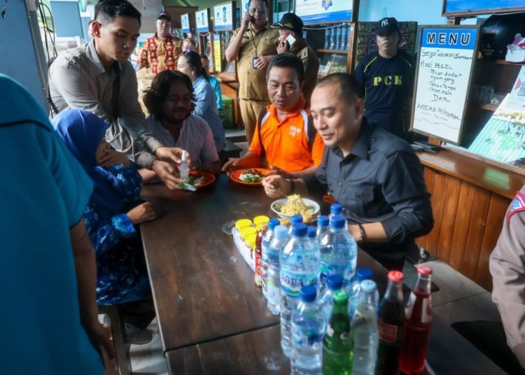 Wali Kota Surabaya Eri Cahyadi menikmati kuliner di SWK Krembangan di sela peresmian SWK tersebut.