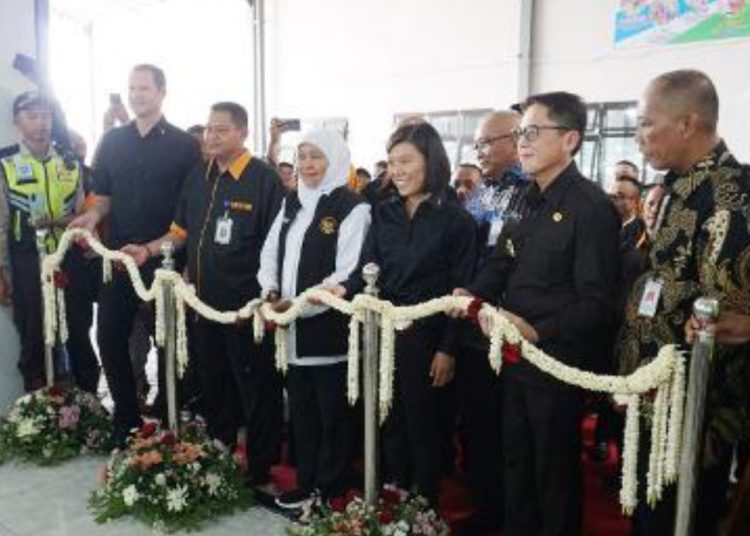 Gubernur Jawa Timur Khofifah Indar Parawansa didampingi Pj Bupati Bojonegoro Adriyanto saat meresmikan Mitra Produksi Sigaret (Dander PT Kareb Alam Sejahtera di Desa Ngumpakdalem, Kecamatan Dander, Bojonegoro.