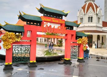 Dekorasi Pecinan menyambut Tahun Baru Imlek di Balai Pemuda Surabaya.