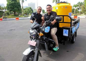 Direktur Utama PT SIER Didik Prasetiyono bersama Wali Kota Surabaya Eri Cahyadi dalam penyerahan Tanggung Jawab Sosial dan Lingkungan di Balai Kota.