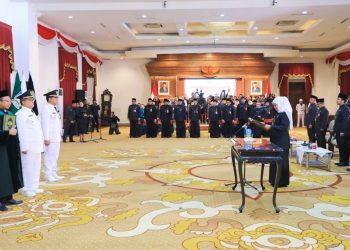 Prosesi pengambilan sumpah jabatan Pj Bupati Sampang dan Pj Wali Kota Probolinggo di gedung Negara' Grahadi