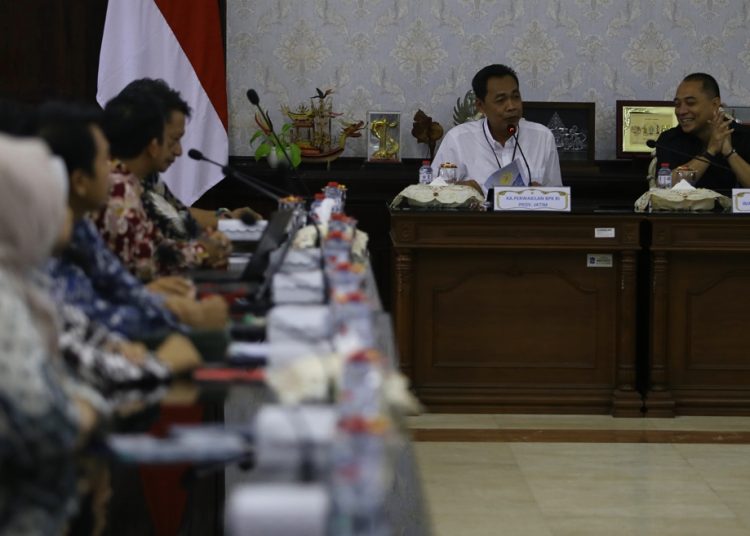 Kepala Perwakilan BPK Jatim Karyadi dan Wali Kota Surabaya Eri Cahyadi dalam rapat koordinasi di ruang sidang wali kota Surabaya.