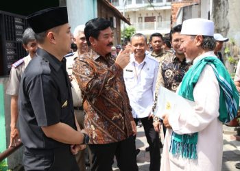 Menteri Agraria dan Tata Ruang/Kepala Badan Pertanahan Nasional Hadi Tjahjanto bersama Wali Kota Surabaya Eri Cahyadi dan pemgasuh Pondok Pesantren An-Najiyah Sidosermo, Surabaya.
