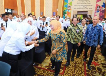 Gubernur Jawa Timur Khofifah Indar Parawansa membuka orientasi Pegawai Pemerintah dengan Perjanjian Kerja (PPPK) Pemprov Jatim Tahun 2024 di Aula Sasana Wiyata Praja.