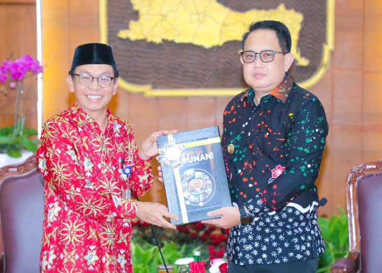 Adhy Karyono menerima audiensi dari Badan Pengawasan Keuangan dan Pembangunan (BPKP) Jatim di Gedung Negara Grahadi.