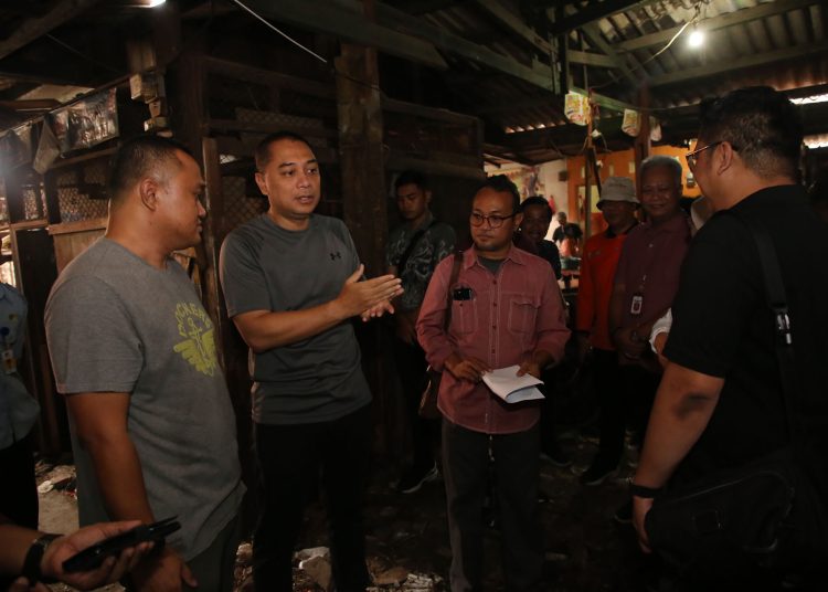 Peninjauan di Pasar Simo di Jalan Banyu Urip oleh Wali Kota Eri Cahyadi.