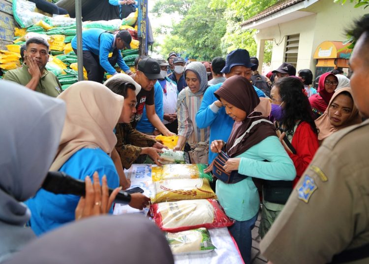 Gerakan Pangan Murah di halaman Rusun Penjaringansari.