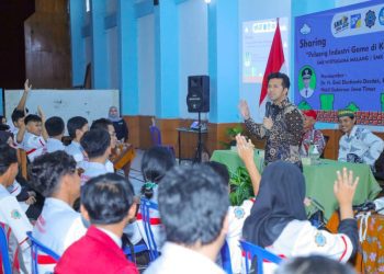 Wakil Gubernur Jatim Emil Elestianto Dardak dalam acara Sharing Peluang Industri Game di Kalangan Gen Z di SMK Widyagama Kota Malang.