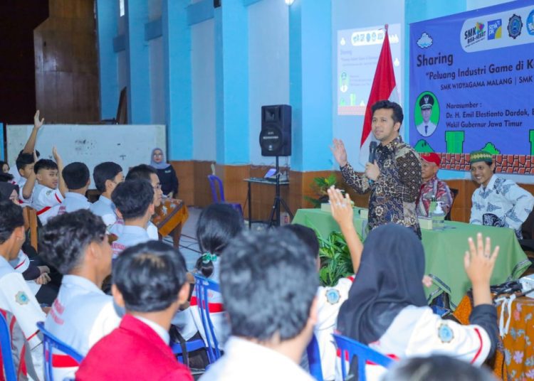Wakil Gubernur Jatim Emil Elestianto Dardak dalam acara Sharing Peluang Industri Game di Kalangan Gen Z di SMK Widyagama Kota Malang.
