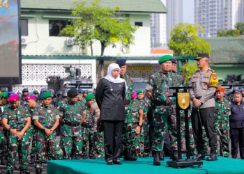 Gubernur Jawa Timur Khofifah Indar Parawansa bersama Pangdam V Brawijaya dan Kapolda Jatim pada apel gelar pasukan kesiapan pengamanan Pemilu 2024 di lapangan Makodam V Brawijaya.