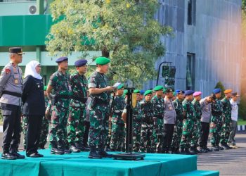 Panglima Kodam V Brawijaya Mayor Jenderal TNI Rafael Granada Baay yang membacakan amanat Panglima TNI dalam apel gelar pasukan kesiapan pengamanan Pemilu 2024 di lapangan Makodam V Brawijaya.