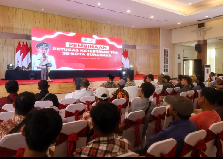 Pembinaan petugas ketertiban TPS se-Kota Surabaya di Graha YKP, Surabaya.