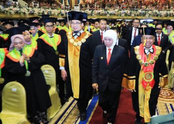 Gubernur Jatim Khofifah Indar Parawansa saat menghadiri wisuda ke-109 sarjana dan pascasarjana Universitas Negeri Surabaya tahun 2024 di Graha Unesa Surabaya