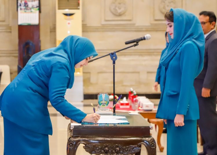 Prosesi pelantikan ketua TP PKK Kota Probolinggo di ruang rapat Bhinaloka, gedung Sekretariat Daerah Provinsi Jatim.