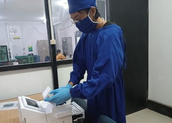 Salah satu tim mahasiswa Institut ITS melakukan peneletian sistem deteksi COPD melalui perubahan nilai permitivitas pada cairan ludah.