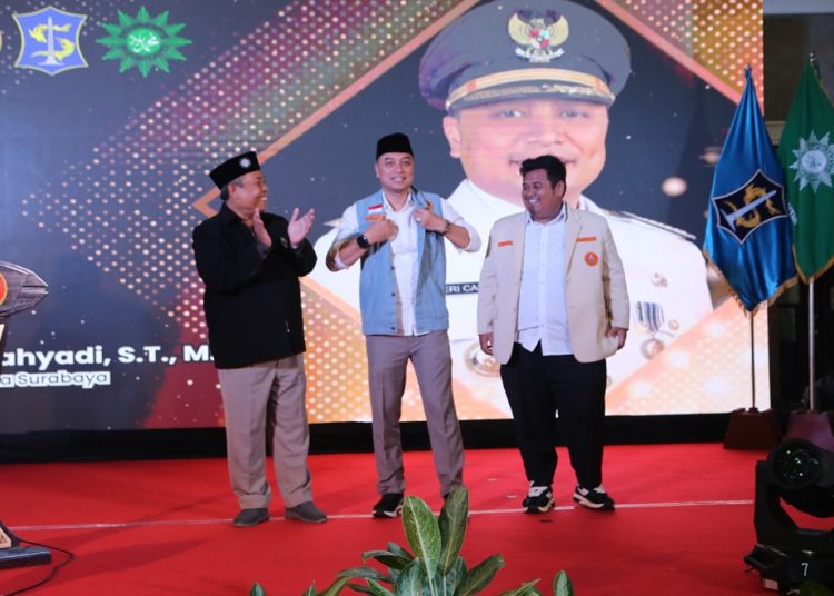 Wali Kota Eri Cahyadi saat dinobatkan sebagai Dewan Kehormatan Pemuda Muhammadiyah Surabaya.