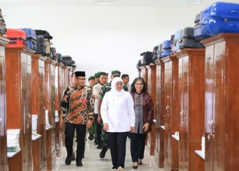 Gubernur Jawa Timur Khofifah Indar Parawansa meninjau gedung asrama Raden Patah 3 SMA Negeri 5 Taruna Brawijaya Kota Kediri.