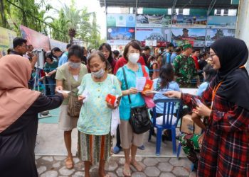 Bakti sosial di Masjid Muhammad Cheng Ho sebagai perayaan Tahun Baru Imlek.