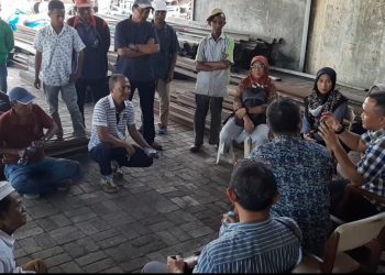 Direktur Utama PD Pasar Surya Agus Priyo dan Direktur Pembinaan Pedagang Gianto Sulistyono saat berdialog dengan pedagang Pasar Dupak Rukun.