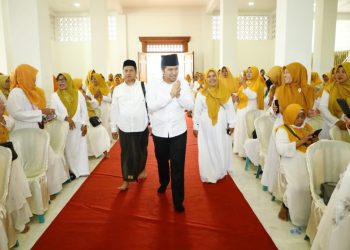 Wagub Jatim Emil Elestianto Dardak saat menghadiri Istighosah Muslimat NU Kabupaten Mojokerto di masjid kampus Universitas KH Abdul Chalim Pacet, Mojokerto.
