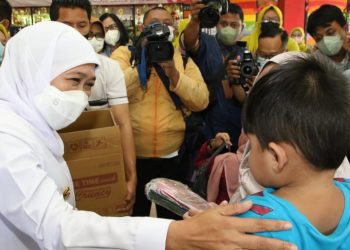 Gubernur Jawa Timur Khofifah Indar Parawansa saat meninjau salah satu pelaksanaan Sub Pekan Imunisasi Nasional Polio.