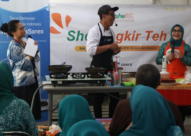 Ketua TP PKK Surabaya Rini Indriyani memberikan pelatihan memasak di Balai RW 5 Kelurahan Sememi.