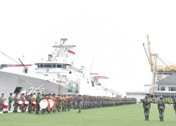 Upacara militer penyambutan KRI Frans Kaisiepo-368 di Dermaga Mako Kolinlamil, Tanjung Priok, Jakarta Pusat.