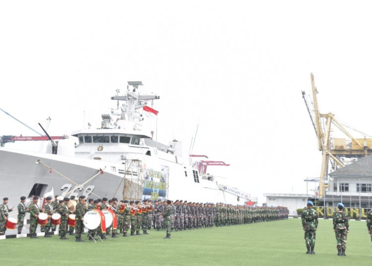 Upacara militer penyambutan KRI Frans Kaisiepo-368 di Dermaga Mako Kolinlamil, Tanjung Priok, Jakarta Pusat.