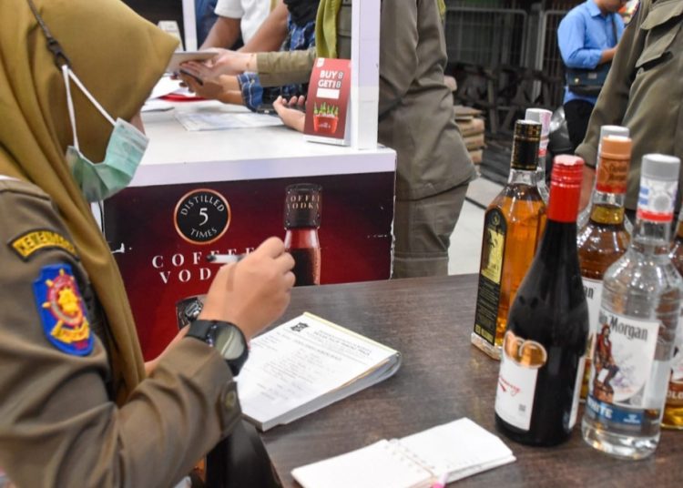 Foto ilustrasi, razia yang dilakukan tim Satpol PP Surabaya untuk mengecek legalitas toko atau tempat hiburan yang menjual minuman beralkohol.