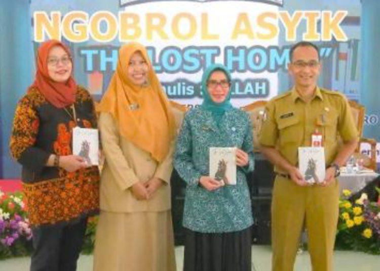 Foto bersama di sela ngobrol asyik buku yang berjudul ‘The Lost Home’.