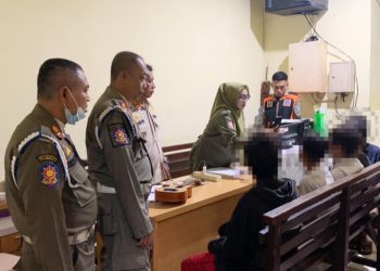 Personel Satpol PP Surabaya melakukan pendataan terhadap lima pengamen yang masih di bawah umur.
