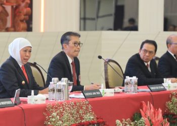 Gubernur Jatim Khofifah Indar Parawansa saat menghadiri Rapat Umum Pemegang Saham Tahunan Tahun Buku 2023.