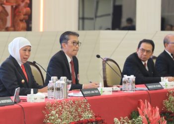 Gubernur Jatim Khofifah Indar Parawansa saat menghadiri Rapat Umum Pemegang Saham Tahunan Tahun Buku 2023.